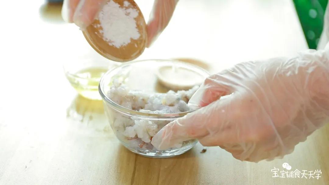 第6步：碎虾肉加入玉米淀粉、盐、蛋清拌匀