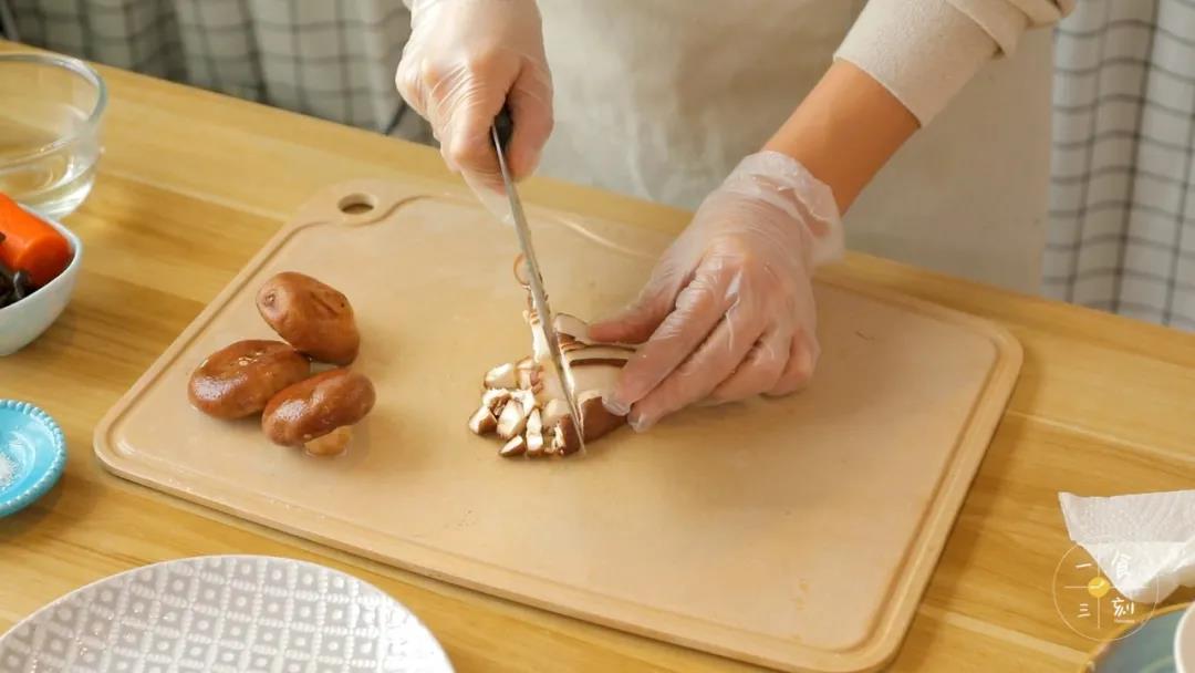 香菇、木耳、胡萝卜切粒