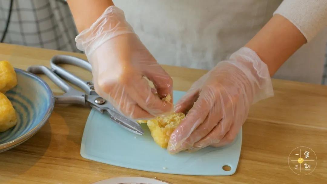 豆腐泡用剪刀或小刀割开，再挖空备用