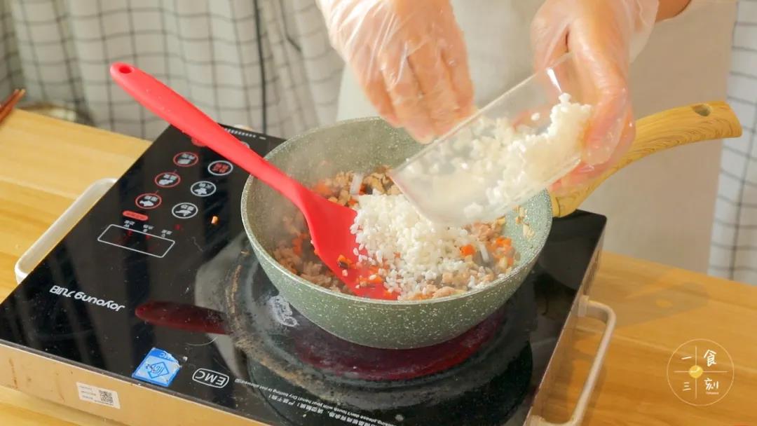再倒入泡好并沥干的糯米、生抽、蚝油和盐翻炒均匀