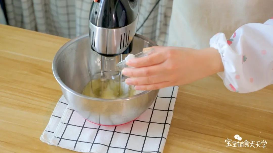 蛋白打至出现鱼眼般大的泡泡，加入15克糖的三分之一