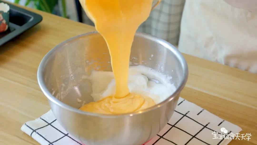 再倒回蛋白糊中，翻拌均匀后是光泽蓬松的面糊