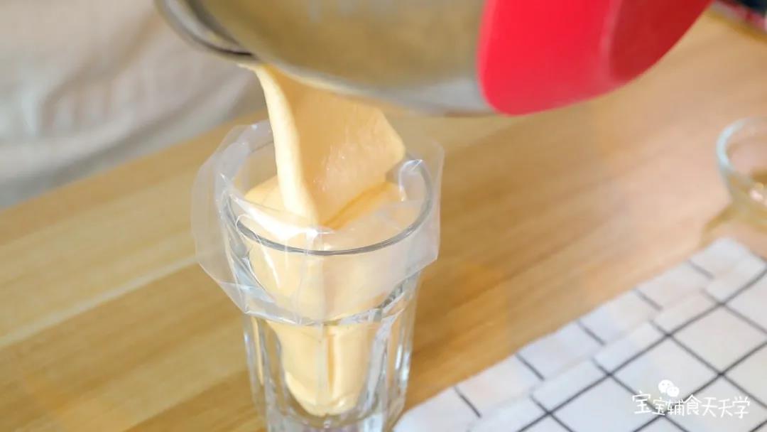 将面糊装入裱花袋中