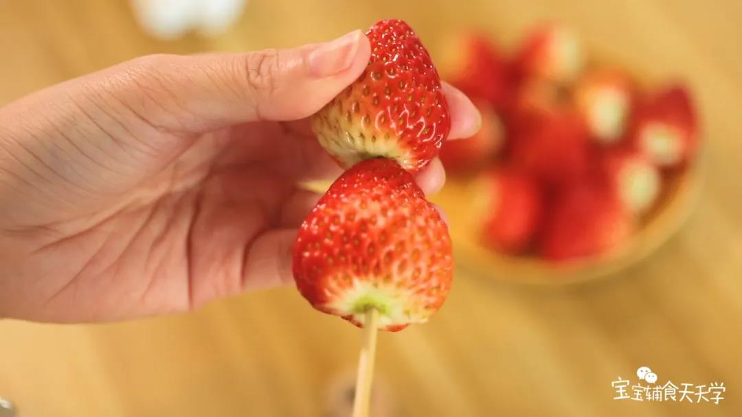 用竹签串起草莓