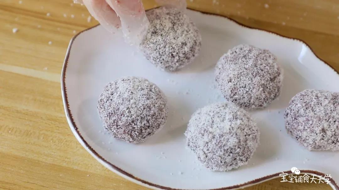 在椰蓉滚一圈即可