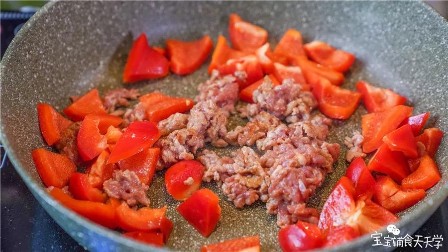 锅里倒油，小火加热，倒入肉末和彩椒翻炒