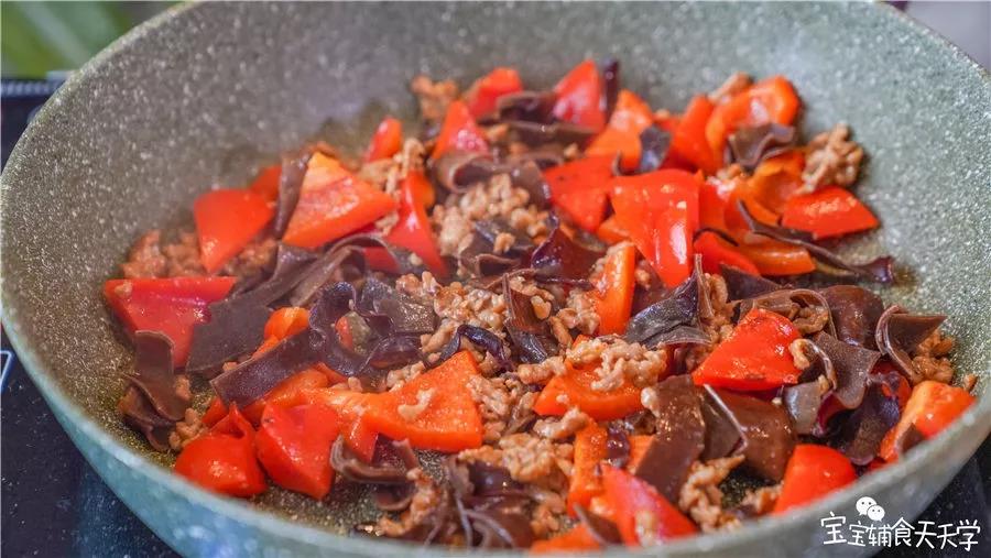 倒入木耳翻炒炒熟，调入一点盐调味即可