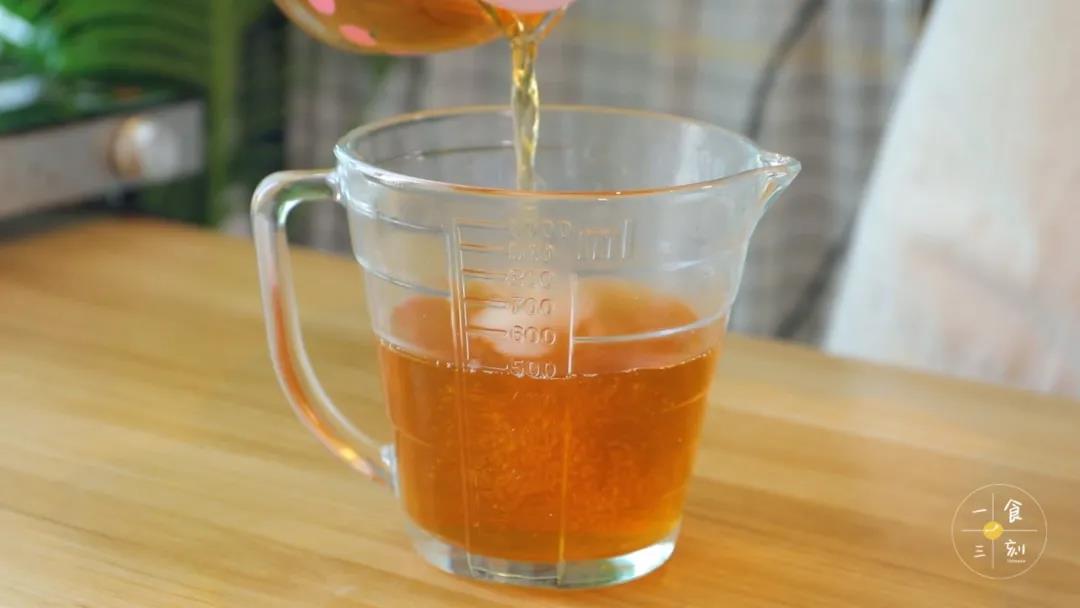 过滤出600克茶水后加入白凉粉搅拌均匀