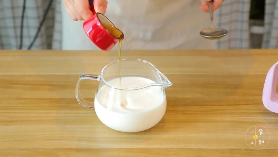 鲜奶加入蜂蜜搅拌均匀
