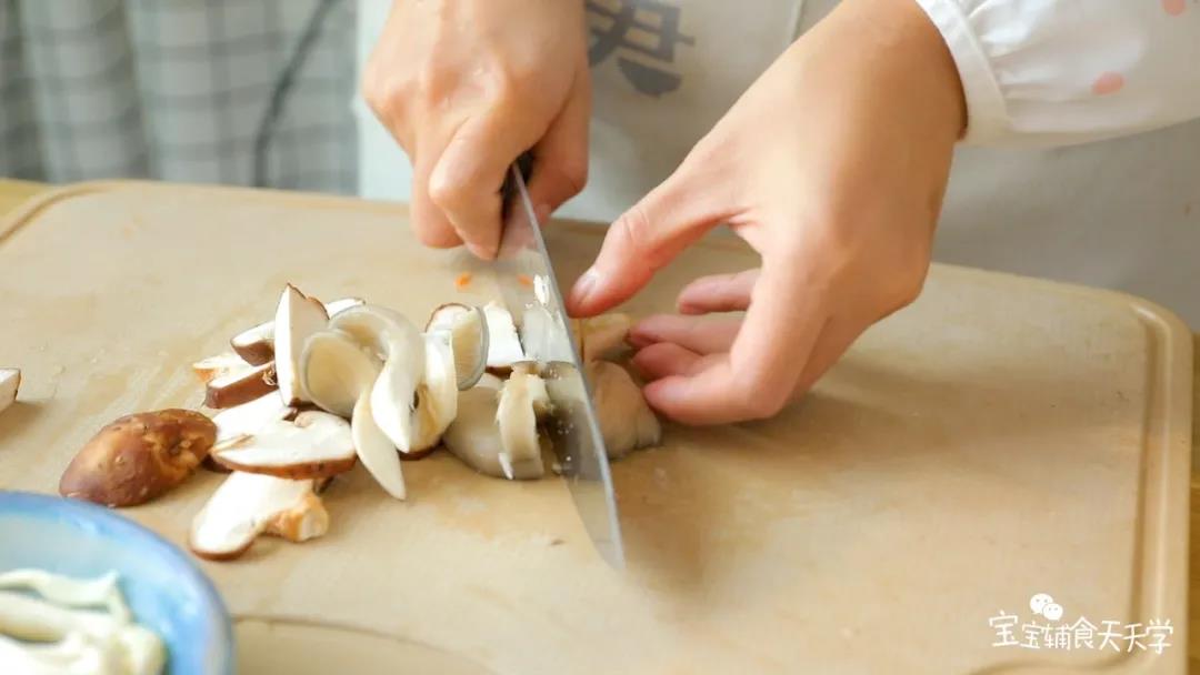 豆腐、胡萝卜、菌菇切块