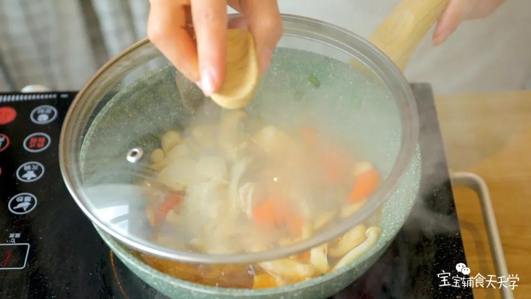 加入少许水，盖上盖子小火焖煮5分钟