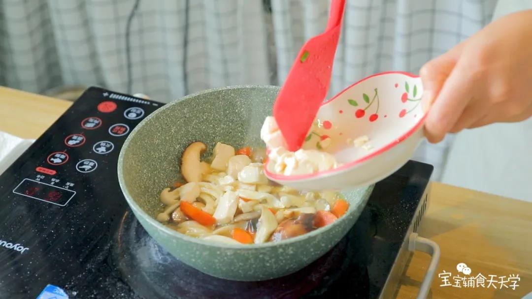 焖至菌菇变软，放入豆腐和酱油继续焖煮5分钟