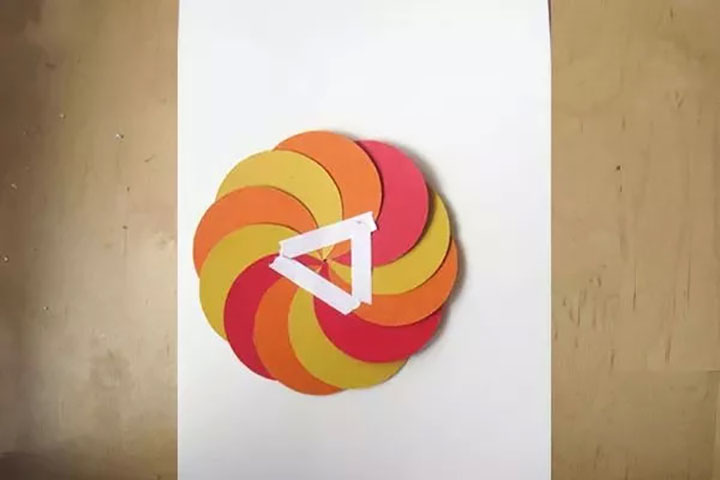 步骤2：背面粘贴双面胶。