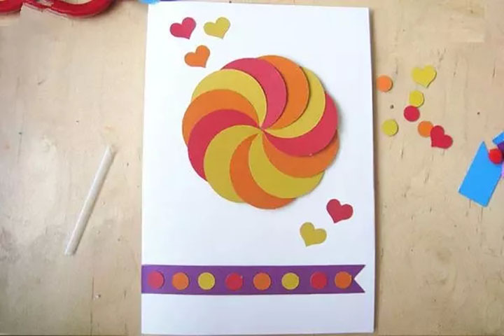 步骤4：如图粘贴用彩纸剪成的小图案（小图案可以随心所欲的剪哦，只要是你喜欢的！）