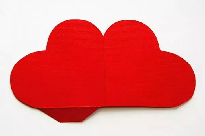 步骤2：将其在红色的纸张绘制和剪裁下来。