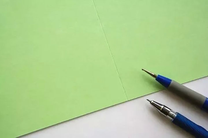 步骤3：准备对折的卡纸来制作贺卡主体。