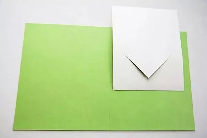 步骤4：裁切白色的卡纸，作为内里。同时裁切出一个倒三角形的结构来。