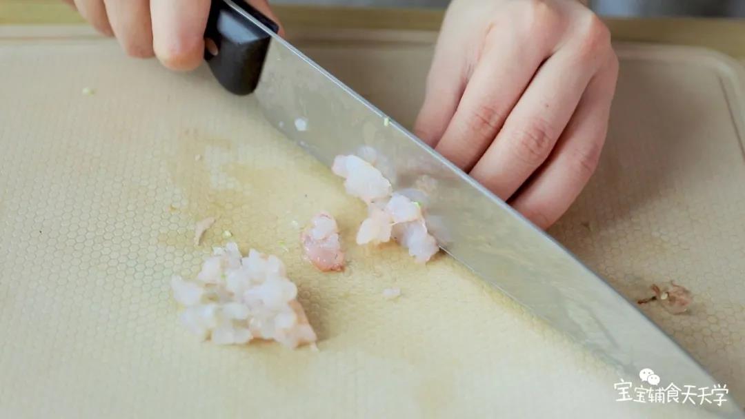 鲜虾剥壳去线后切碎，煮熟后的四季豆切粒