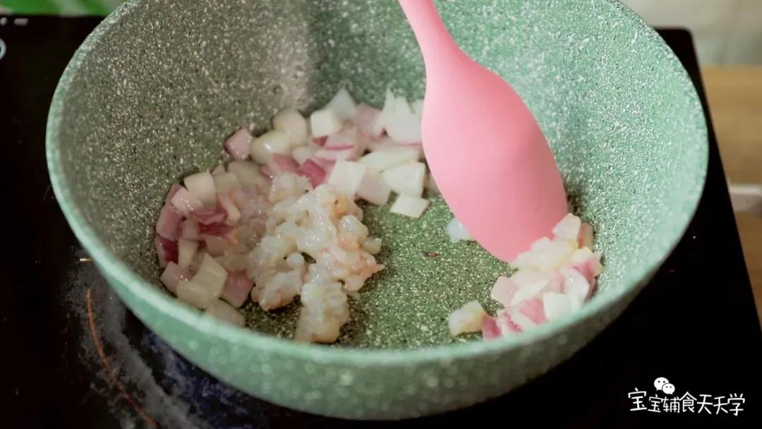 锅里倒入适量玉米油，把洋葱炒软，然后加入虾碎炒至虾色变红