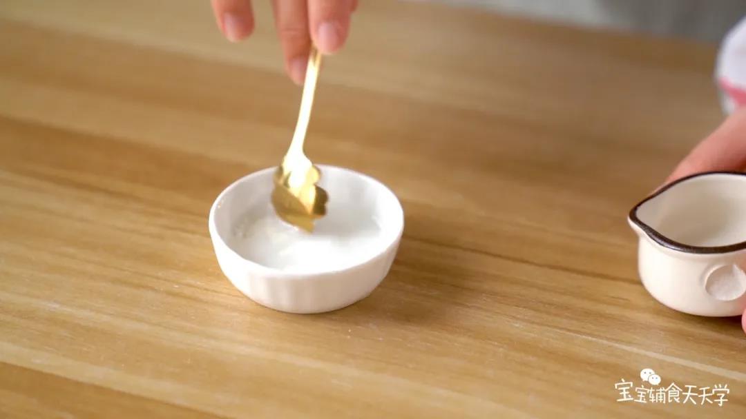 淀粉加水搅匀后倒入锅中，并一边搅拌