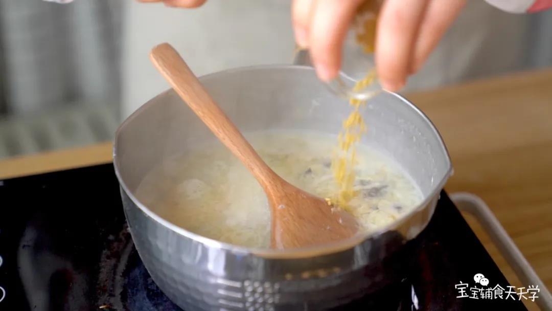 加入适量的葱段、调味粉，搅拌均匀