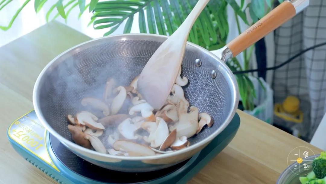 热锅，下油，油热后加入香菇，煸炒出香味