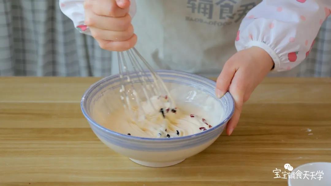 加入莓干碎混合均匀后倒入裱花袋中