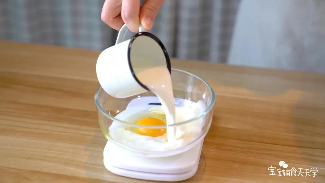 配方奶和鸡蛋搅拌均匀