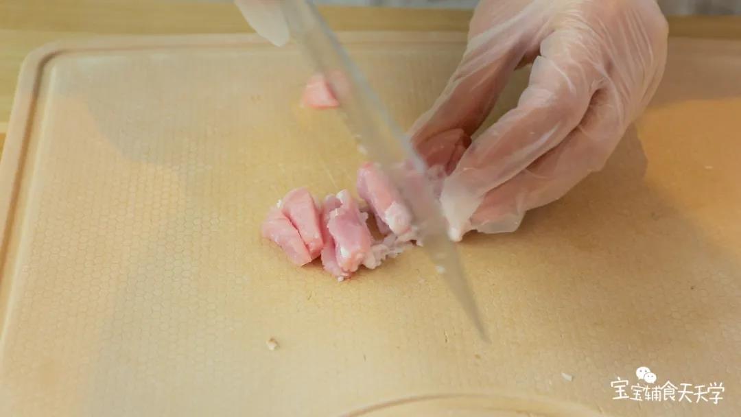 第3步：猪肉剁碎，放入淀粉和少许酱油腌制15分钟