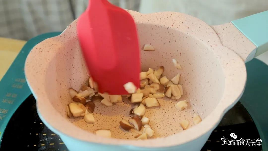 第4步：锅内下油，放入香菇粒炒香