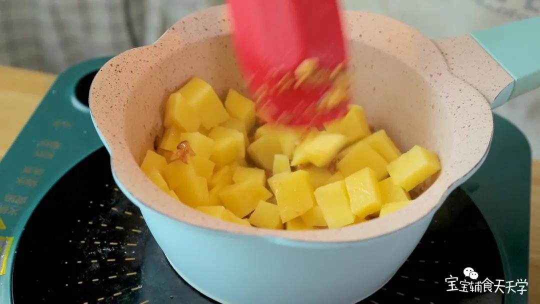 第6步：再放入土豆丁翻炒