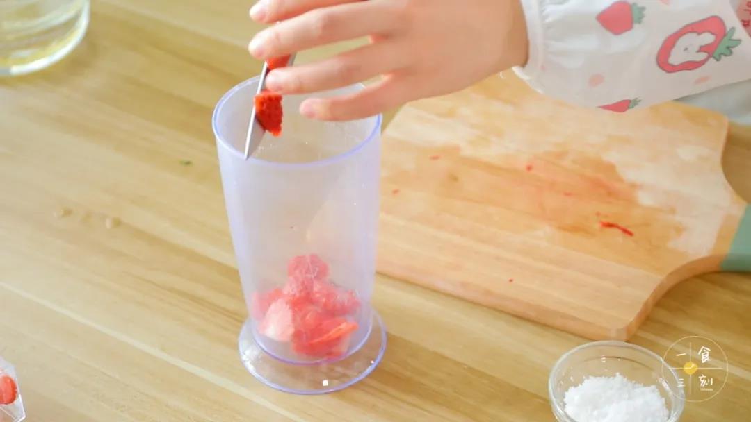 把剩余草莓加入5克糖，打成草莓浓汁