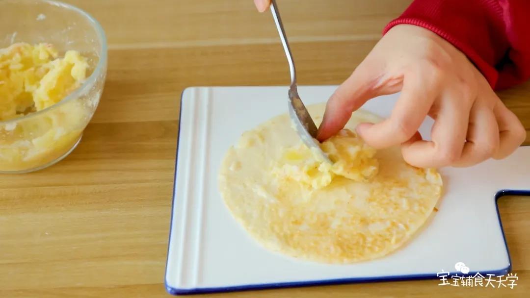 奶饼放凉后涂上土豆泥