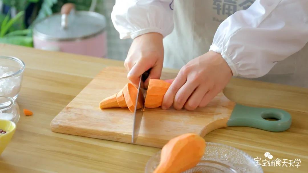 红薯去皮切块后上锅蒸20分钟