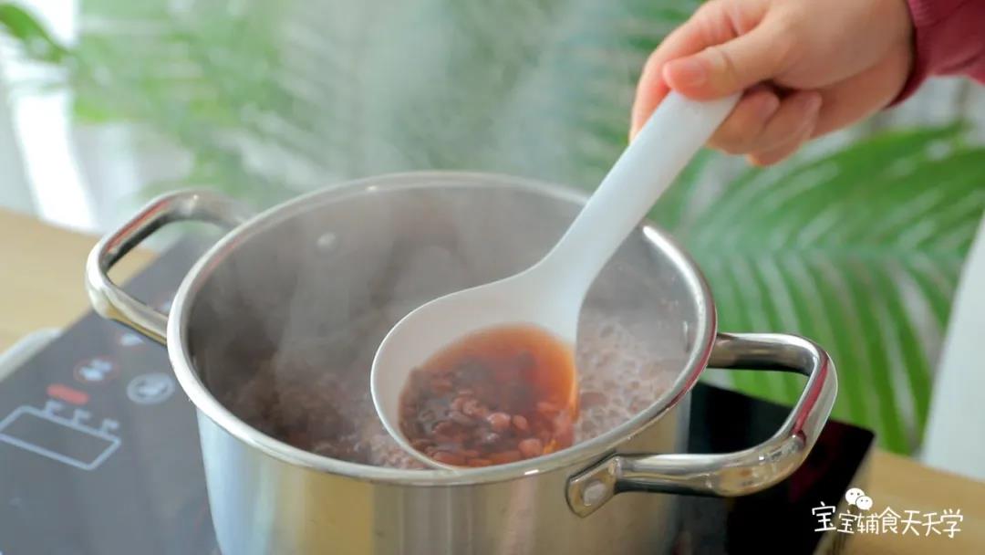 将红豆放入锅里，加水大火煮开转中火熬煮30-40分钟左右，煮到红豆熟透的状态