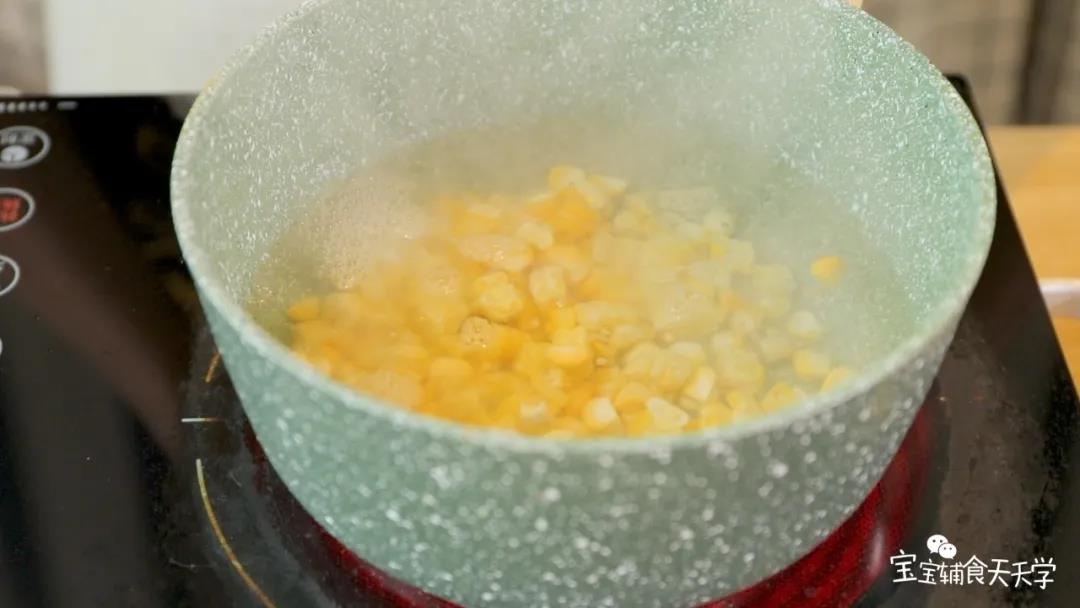 烧开一锅水，放入玉米粒煮熟