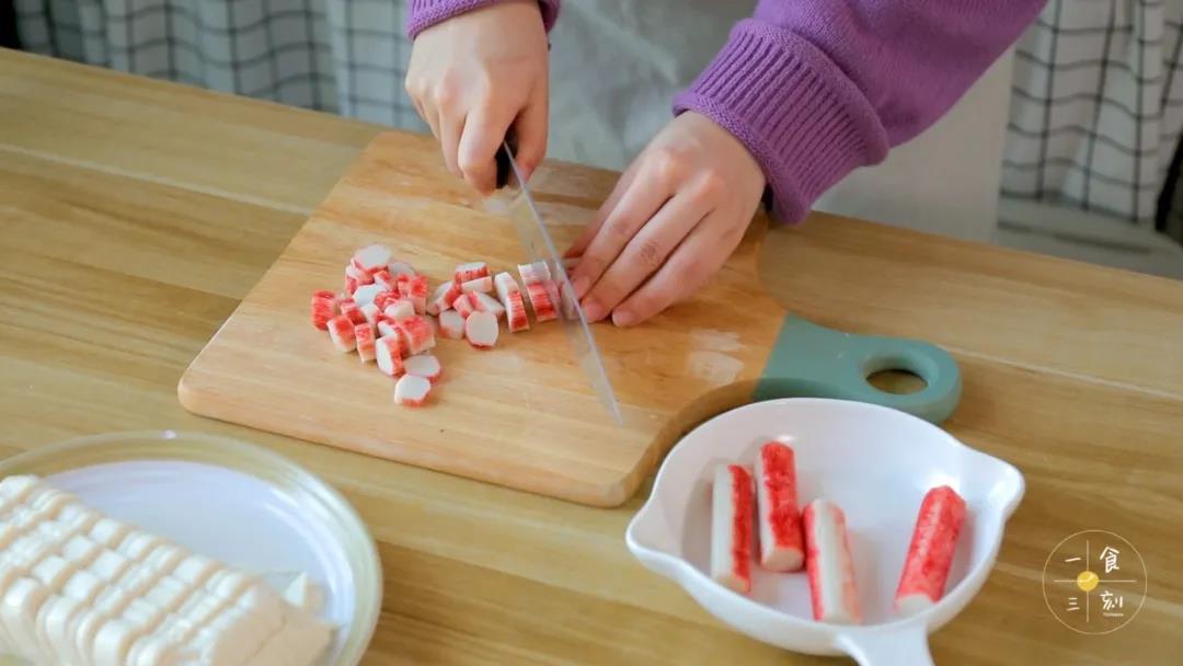 将蟹肉棒切成丁