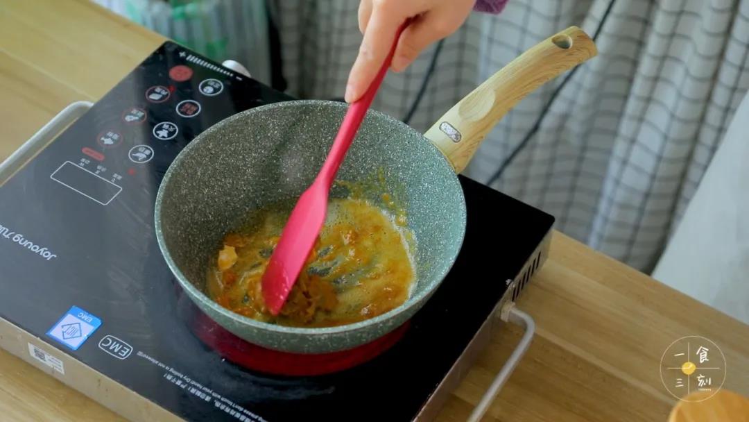 热锅，加入适量的油，加入咸蛋黄，压碎、翻炒