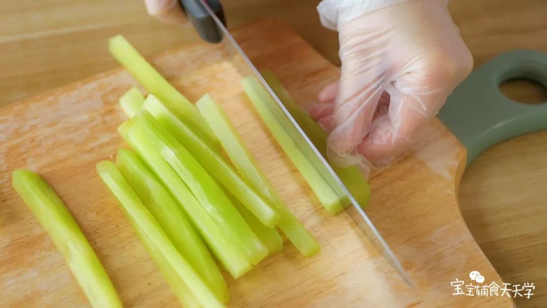 把莴笋切小粗条