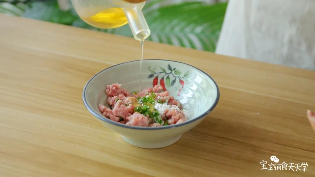 肉沫中加入葱花、宝宝调味粉、玉米淀粉和少许食用油，搅拌上劲