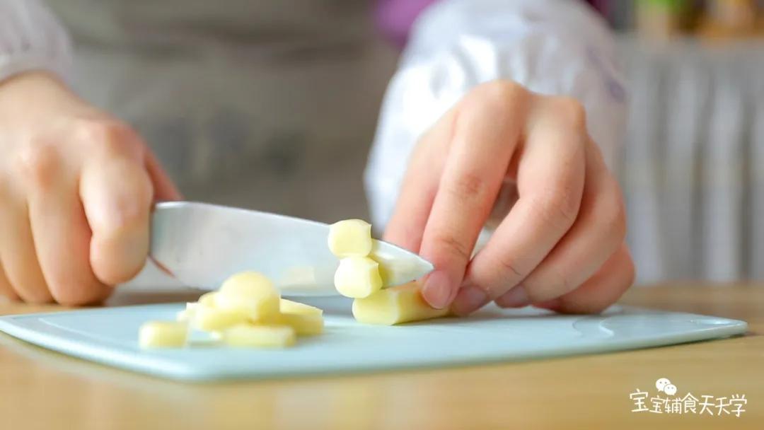 把奶酪棒切小块