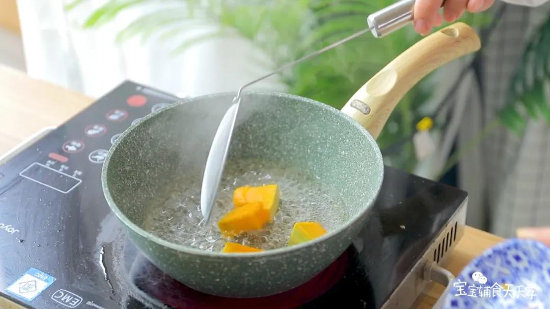 南瓜煮至软熟后捞起