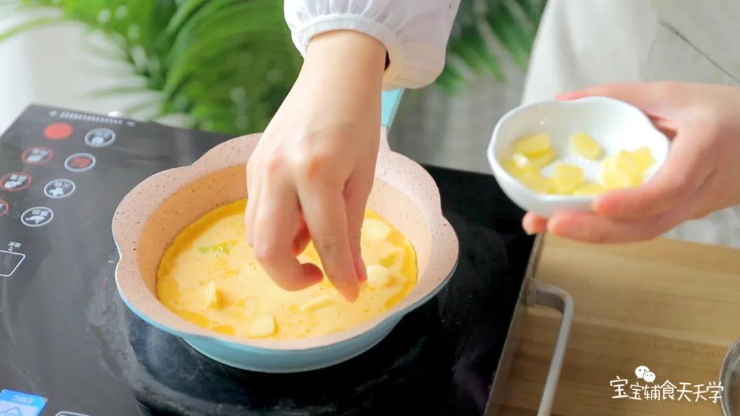 放上奶酪，开最小火盖上盖子或者一面凝固了翻另一面煎