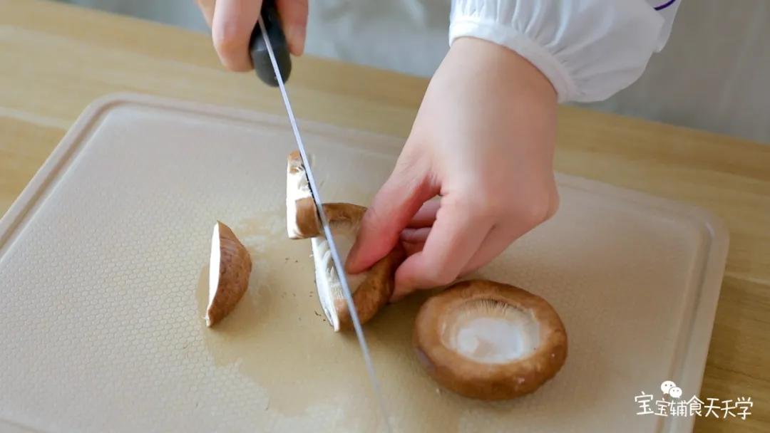 把菜心、香菇切碎