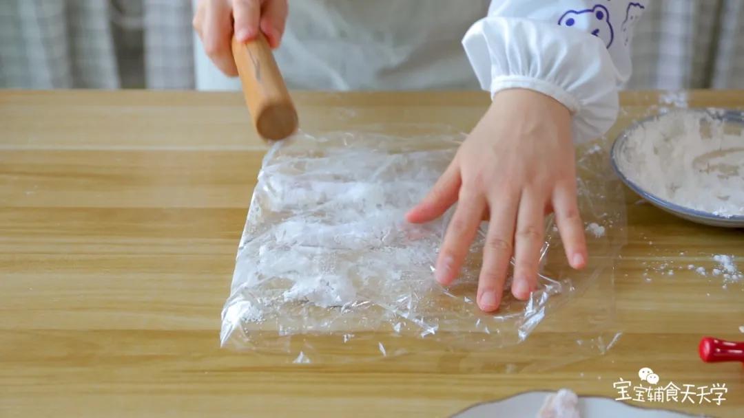 用擀面杖把肉敲成薄片