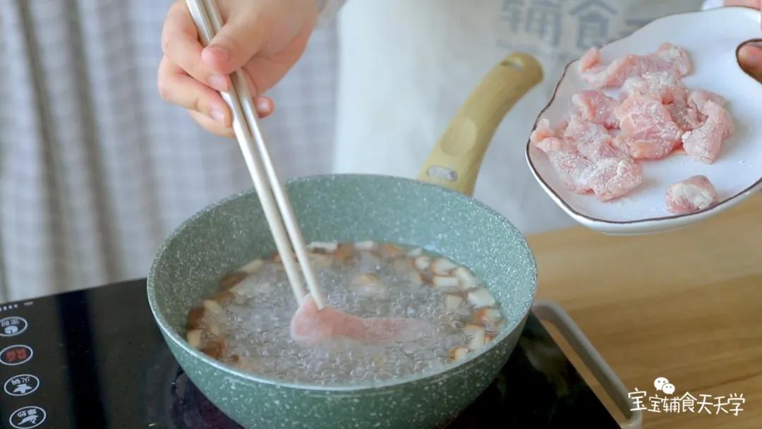 放入肉片，煮至肉片全熟