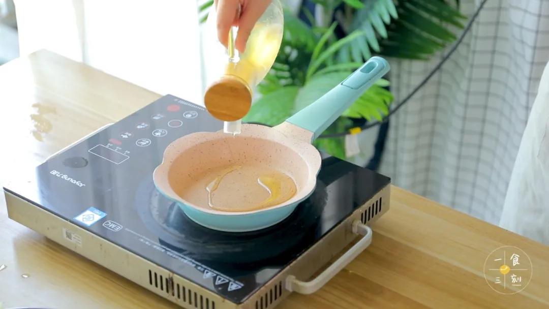 不粘锅热油，加入蒜末炒出香味