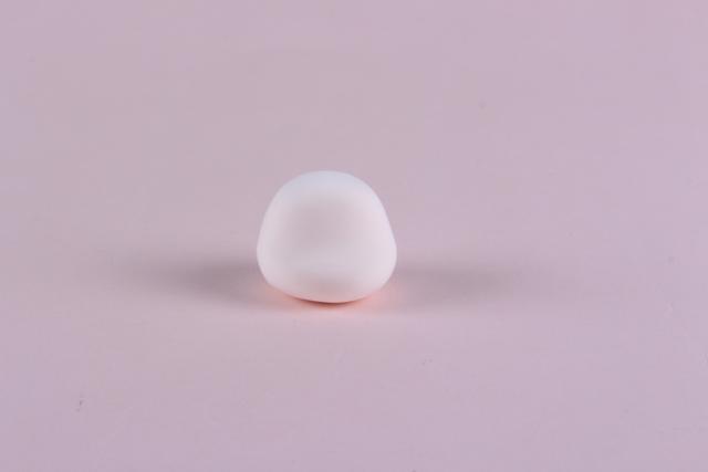 步骤5：用白色粘土做出麦兜的头，整理一下脸部。