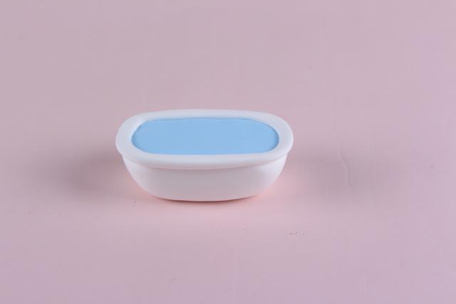 步骤3：用白色粘土揉细条做浴缸的围边。