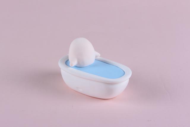 步骤4：按照上图的样子做出麦兜的身体，白白胖胖的哦